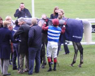 Ascot 22 Jan 2011 walkon o r.jpg