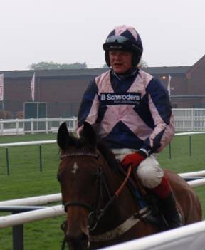 Cheltenham 16 Apr 09 red c.jpg