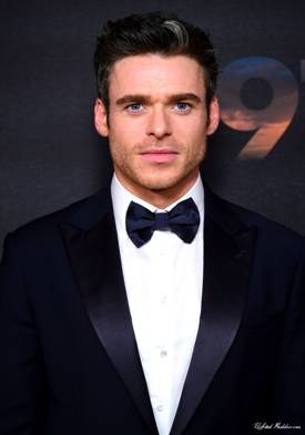 https://richard-madden.com/photos/albums/appearances/2019/20191204-1917WorldPremiereAndRoyalPerformance-London/043.jpg