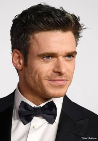 https://richard-madden.com/photos/albums/appearances/2019/20191204-1917WorldPremiereAndRoyalPerformance-London/074.jpg