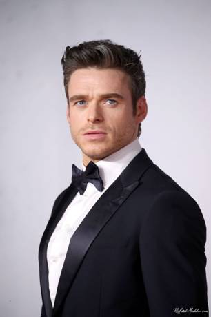 https://richard-madden.com/photos/albums/appearances/2019/20191204-1917WorldPremiereAndRoyalPerformance-London/008.jpg