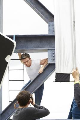 https://harpersbazaar.uol.com.br/wp-content/uploads/2021/08/richard-madden-20190930_CalvinKlein_Defy_1068-683x1024.jpg