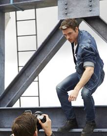 https://www.lofficielusa.com/_next/image?url=https%3A%2F%2Fwww.datocms-assets.com%2F39109%2F1627667280-20190930calvinkleindefy1091newcrop.jpg%3Fauto%3Dformat%252Ccompress&w=1920&q=75